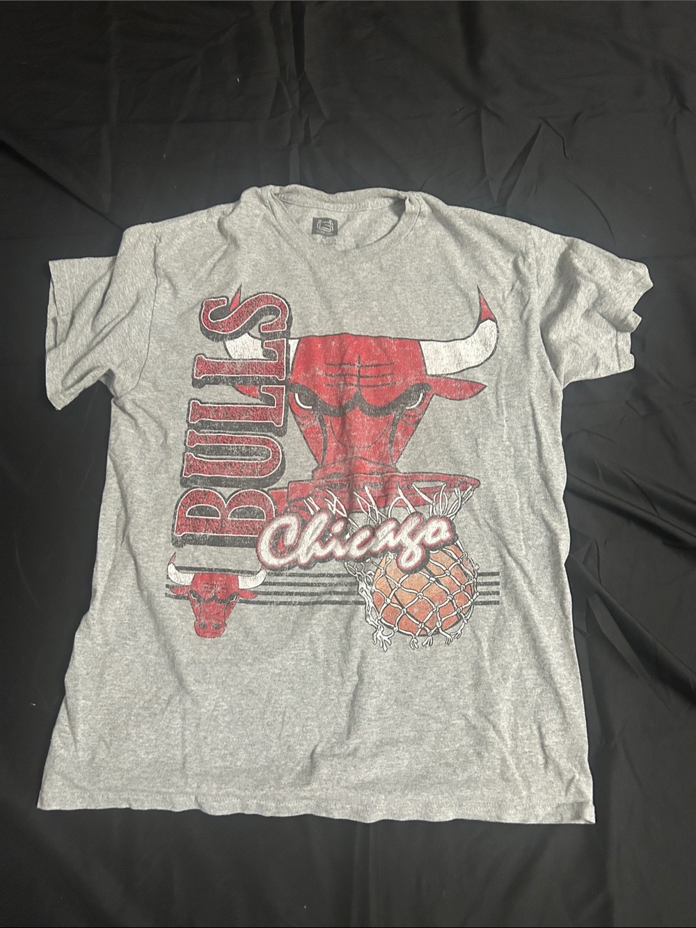 Gildan Gray Chicago Bulls Graphic Tee with Red Logo